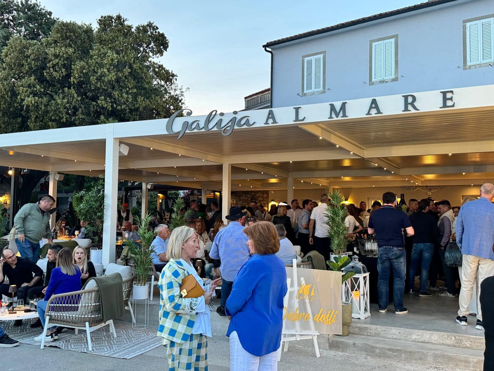 Restaurant Galija Al Mare — terrasse couverte par pergola bioclimatique Misteral