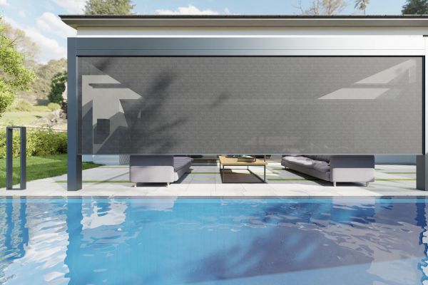 Bioclimatic pergola with roller screen by Misteral